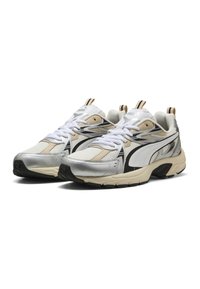 Sneakers Puma w białej, beżowej i czarnej kolorystyce. Posiadają siateczkowe i syntetyczne materiały, zapięcie na sznurowadła oraz teksturowaną podeszwę.
