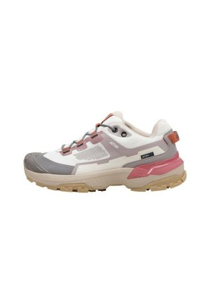 Chaussures de trail avec une tige blanche, des accents roses et gris, des panneaux en mesh texturé et une semelle en caoutchouc épaisse pour une meilleure adhérence.