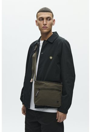 WWFLORIAN SIDE BAG 25346 - Schoudertas - grape leaf