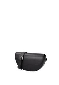 Clutch in pelle nera con superficie texture, chiusura a patta curva e tracolla regolabile con fibbia in argento. Design compatto e elegante.