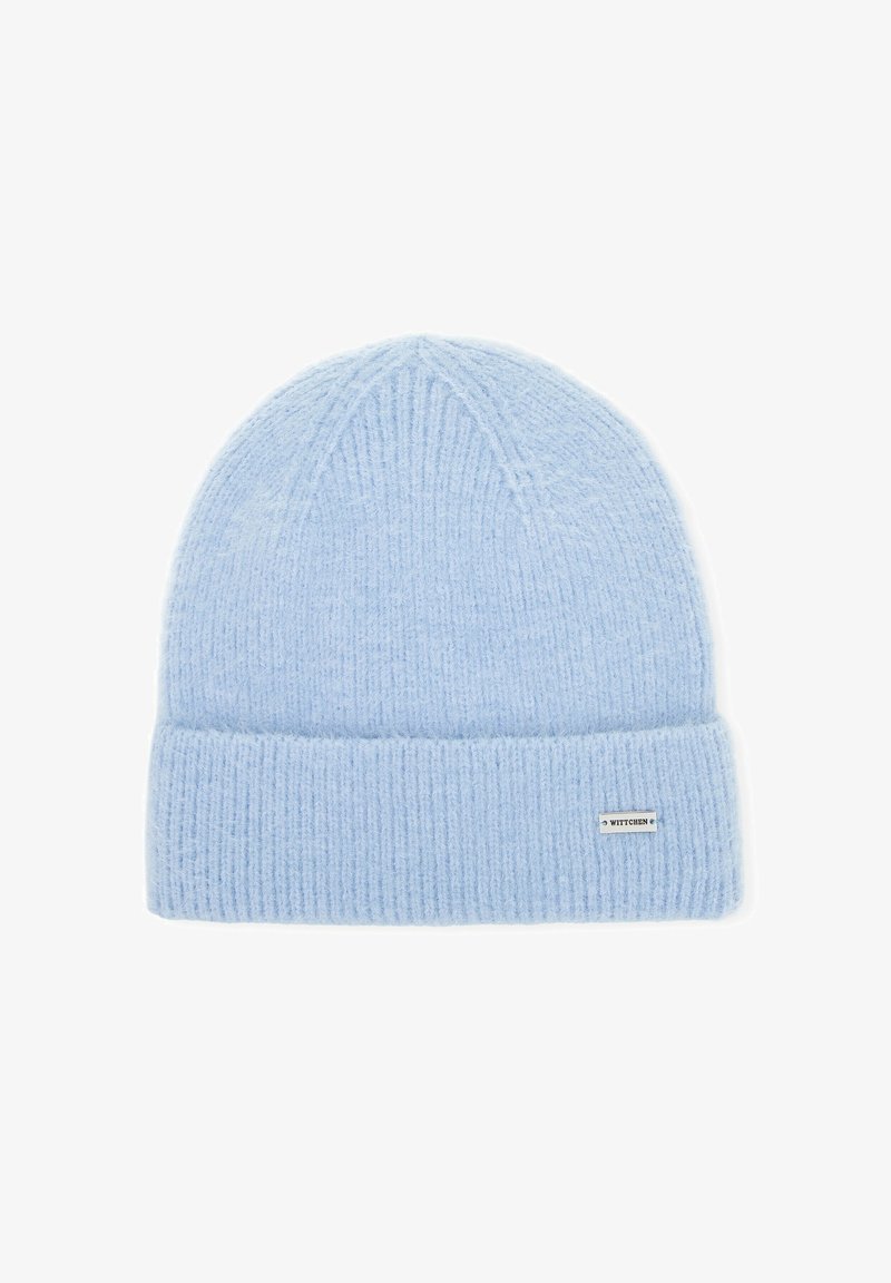 Gorro tejido de color azul claro hecho de material suave y texturizado. Cuenta con un puño de canalé doblado y una pequeña etiqueta de la marca en el lateral.