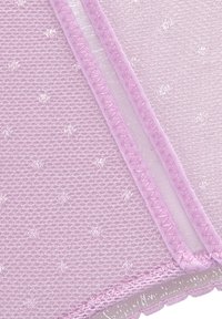 Hellrosa Netzstoff mit kleinen punktierten Mustern, einer glatten Kante und pinkfarbener Naht entlang der Nähte. Strukturierte und leichte Ausführung.