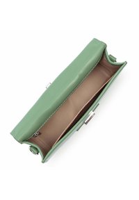 Portafoglio in finta pelle verde con hardware argentato, texture liscia e interno aperto, dotato di una fodera beige.