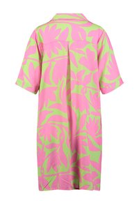 Vestido de manga corta en un patrón floral rosa y verde, con diseño de cuello, fabricado en un tejido ligero, de longitud a la rodilla, con un corte relajado y pliegue en la parte trasera.