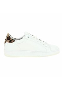 Sneaker en cuir blanc avec un accent en imprimé léopard texturé sur le talon, présentant un système de laçage et un design minimaliste.