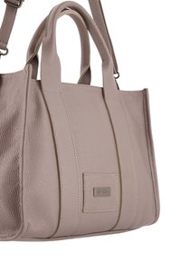 Graue Lederhandtasche mit zwei kurzen Griffen und einem verstellbaren Schultergurt. Verfügt über ein strukturiertes Material sowie eine Logo-Plakette auf einer Seite.