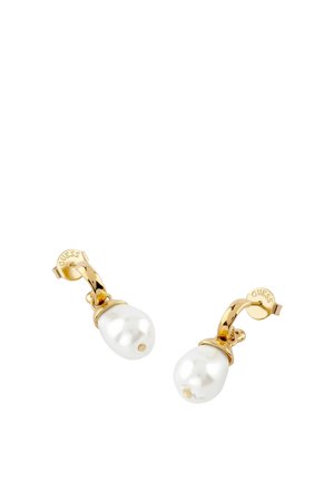Orecchini tono oro con perle bianche a forma di goccia che pendono da perni ricurvi incisi con il nome del marchio.
