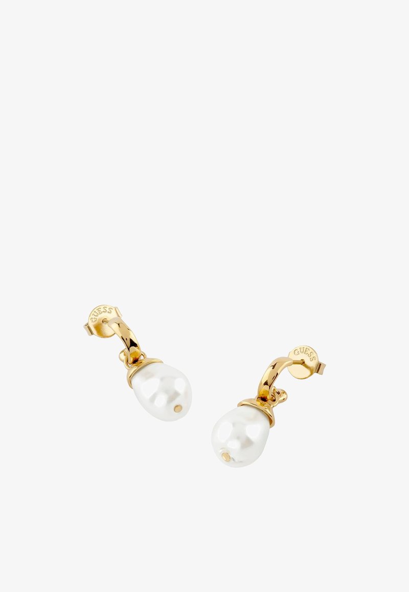 Boucles d'oreilles ton or avec des perles blanches en forme de goutte suspendues à des tiges courbées gravées du nom de la marque.