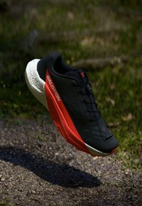 PULSAR - Chaussures de running - black/white/cherry tomato