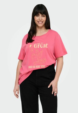 Roze T-shirt met korte mouwen, voorzien van een grafische print met glaswerk en tekst. Gemaakt van katoen, met een ontspannen pasvorm en een ronde halslijn.