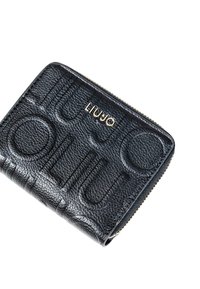 Portafoglio in pelle nera testurizzata con lettere in rilievo audaci e logo "Liu Jo" in oro, caratterizzato da una chiusura con zip su sfondo bianco.
