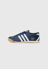Mørkeblå sneaker med hvide striber og gummisål. Har et slankt design, glat lædermateriale og "adidas Italia" logo på siden.