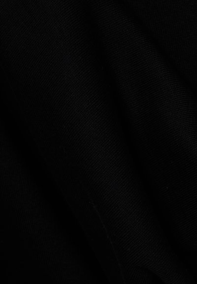 Czarna tkanina prezentująca fakturę dzianiny. Materiał wydaje się miękki i lekko elastyczny, o gładkiej powierzchni.