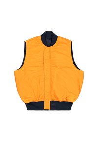 Chaleco sin mangas acolchado en tejido naranja brillo con un cuello y dobladillo de canalé negro. Presenta un cierre de cremallera frontal y un patrón acolchado.