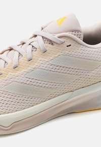 adidas Performance SUPERNOVA STRIDE - Zapatillas running asfalto - putty mauve/zero metallic/spark