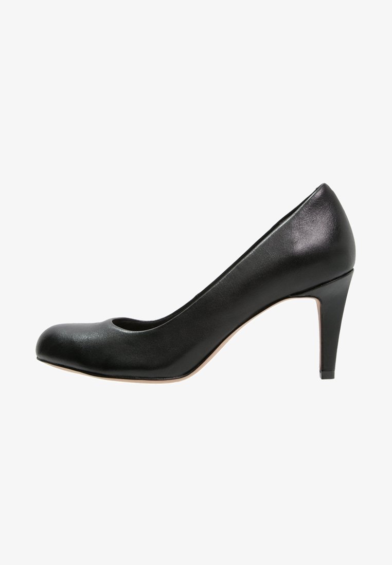 Pompe à talons hauts en cuir noir avec un bout rond, texture lisse et un talon fin. Design simple sans motifs ni accents visibles.