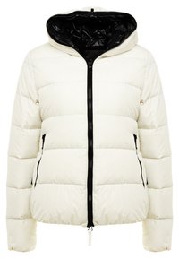 Doudoune blanche avec une fermeture éclair noire, capuche et poches latérales. Présente un design matelassé et une texture lisse. Légère et isolée.