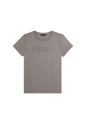 T-shirt gris à manches courtes avec col rond, présentant le mot "FREDDY" épelé en petits strass sur la poitrine.