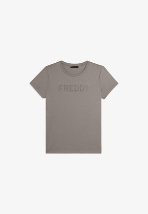 T-shirt gris à manches courtes avec col rond, présentant le mot "FREDDY" épelé en petits strass sur la poitrine.