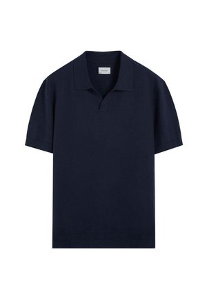 Polo de manga corta azul marino con cuello clásico y pequeña apertura en forma de V, mostrado sobre un fondo blanco.