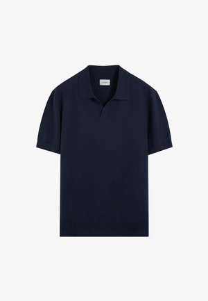 Polo de manga corta azul marino con cuello clásico y pequeña apertura en forma de V, mostrado sobre un fondo blanco.