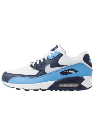Buty Nike Air Max w kolorach białym, granatowym i jasnoniebieskim z widoczną podeszwą z poduszką powietrzną i białymi sznurowadłami na jednolitym tle.