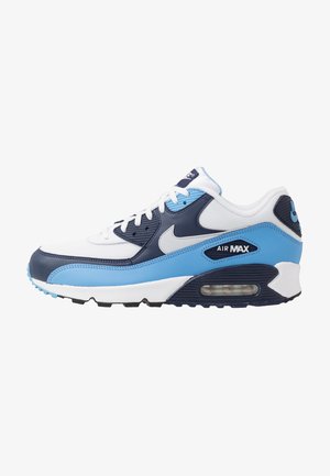 Buty Nike Air Max w kolorach białym, granatowym i jasnoniebieskim z widoczną podeszwą z poduszką powietrzną i białymi sznurowadłami na jednolitym tle.