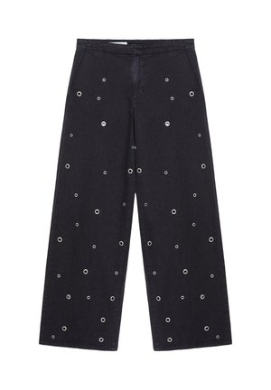 Sorte bukser med vide ben med spredte sølvmetaløjer og lynlås foran mod en hvid baggrund.