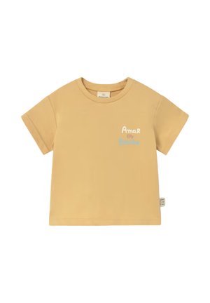T-shirt beige a maniche corte per bambino con scollo rotondo e piccolo testo "Amar es Bonito" in bianco e azzurro chiaro sul petto sinistro.