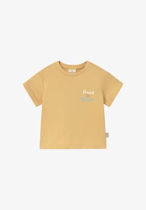 T-shirt beige a maniche corte per bambino con scollo rotondo e piccolo testo "Amar es Bonito" in bianco e azzurro chiaro sul petto sinistro.
