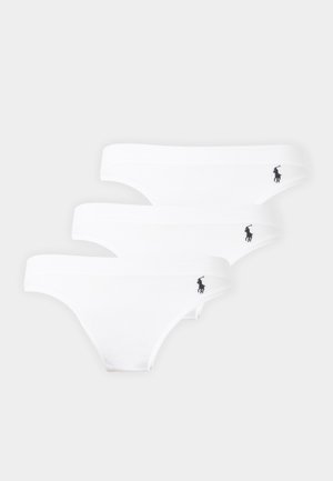 Trois sous-vêtements blancs taille bikini avec logos de joueur de polo Ralph Lauren noirs sur la hanche gauche, disposés en pile.
