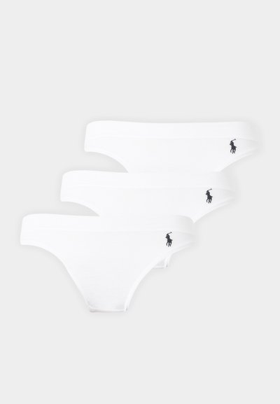Trois sous-vêtements blancs taille bikini avec logos de joueur de polo Ralph Lauren noirs sur la hanche gauche, disposés en pile.