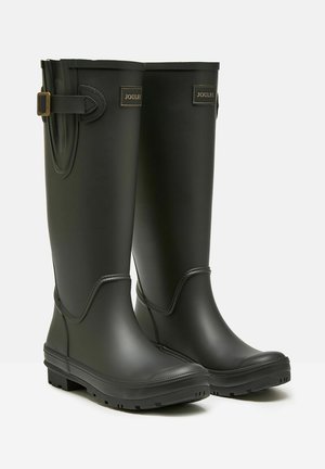 Schwarze Gummiregenstiefel mit glatter Oberfläche, verstellbarem Riemendetail und Logo-Tag am Schaft, ausgestattet mit einer robusten, profilierten Sohle.