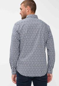 Langärmliges Hemd mit einem navyblauen und weißen Paisleymuster, einem Button-Down-Kragen und knöpfbaren Manschetten, aus leichtem Stoff gefertigt.