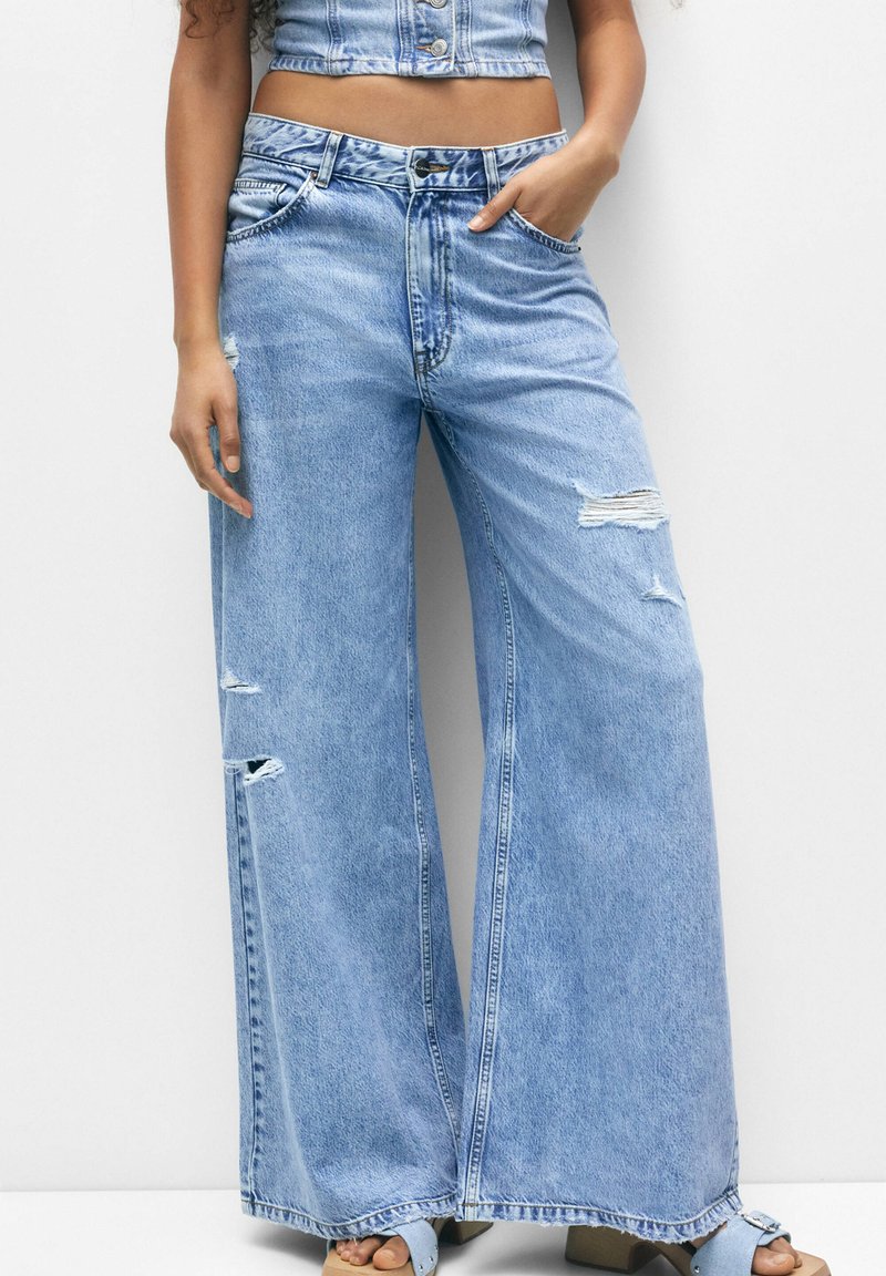 PULL&BEAR MIDWAIST WIDELEG Flared Jeans blue/blau Zalando.at