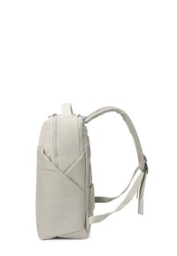 Sac à dos gris clair avec bretelles rembourrées, fermeture éclair latérale et poche frontale diagonale, montré de côté sur fond blanc.