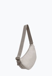 Borsa a tracolla grigia con design curvo, realizzata in materiale liscio. Cinghia regolabile e chiusura in metallo. Struttura semplice e funzionale.