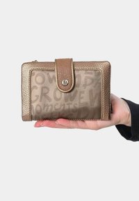 Cartera de cuero marrón con un exterior texturizado y una parte frontal lisa con texto en relieve, asegurada por un botón metálico. Cierre de cremallera en la parte superior.