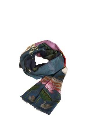 Bunt gemusterter Schal mit floralen und aquatischen Motiven auf dunklem Hintergrund, aus leichtem Stoff mit fransigen Kanten.