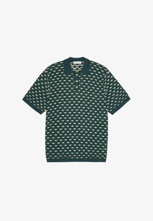 Grønn strikket poloshirt med korte ermer, med et teksturert mønster i kremfarge. Inneholder krage, tre-knappers stolpe og ribbestrikkede kanter.