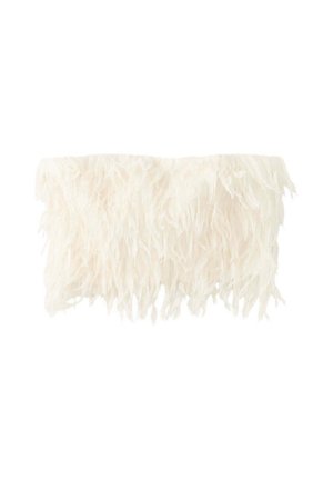 Haut blanc sans bretelles recouvert de longues franges douces et duveteuses créant un effet texturé et superposé.