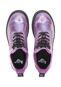 Paire de bottes à lacets iridescentes violettes avec semelles noires et lacets noirs, présentant un motif texturé de peau de serpent.