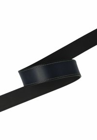 Zwarte leren riem met een marineblauw leren accent. De riem heeft een gladde textuur en contrasterende stiksels, wat een modern ontwerp benadrukt.