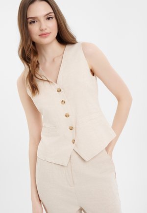 Beige linnen vest met een V-hals, vijf bruine knopen en twee voorzakken. Glad textuur, slim fit, en zonder mouwen.