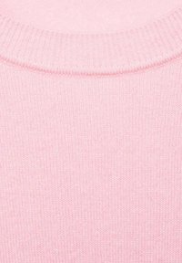 Tejido de suéter de color rosa claro, con un cuello redondo acanalado, que presenta una textura suave y un patrón uniforme en toda su superficie.