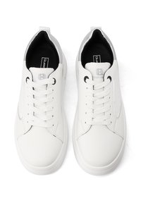 Sneakers bianchi con esterno in pelle liscia, punta rotonda, lacci piatti e colletto imbottito. Interno nero e dettagli di logo discreti visibili.