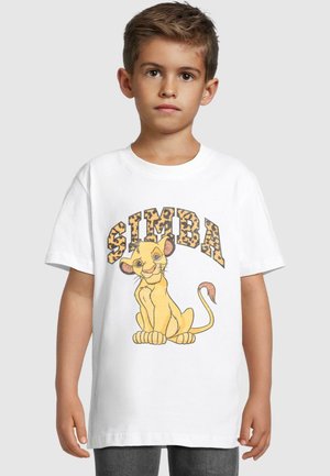 Witte T-shirt met een kleurrafische afbeelding van een zittende leeuwenwelp met de tekst "SIMBA" in luipaardprint erboven. Korte mouwen, ronde hals ontwerp.