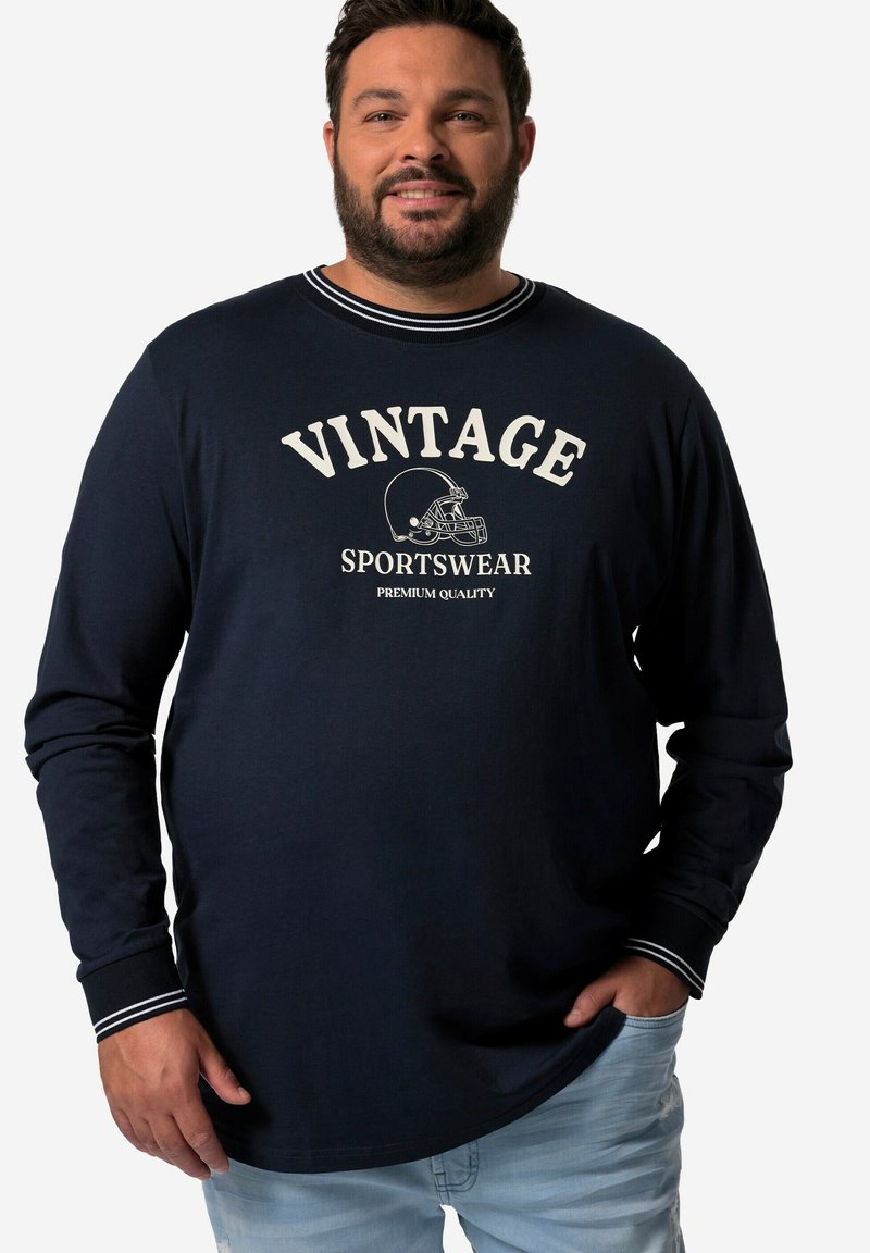 Granatowa koszulka z długim rękawem z białym nadrukiem "VINTAGE SPORTSWEAR". Posiada kontrastowe pasek przy dekolcie i mankietach, gładką fakturę materiału.