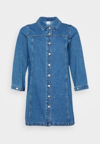 Vidēji zilas džinsu kleitas krekls ar pogu aizdari, izklātu apkakli un trīs ceturtdaļu piedurknēm. Tās iezīmes ir sudraba krāsas pogas un sānu šuves.