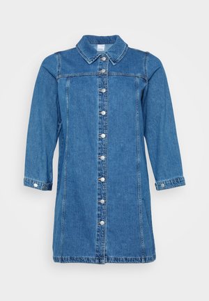 Denim srajčna obleka v srednje modri barvi z gumbom spredaj, razširjenim ovratnikom in rokavi do tri četrtine. Ima srebrne gumbe in stranske šive.